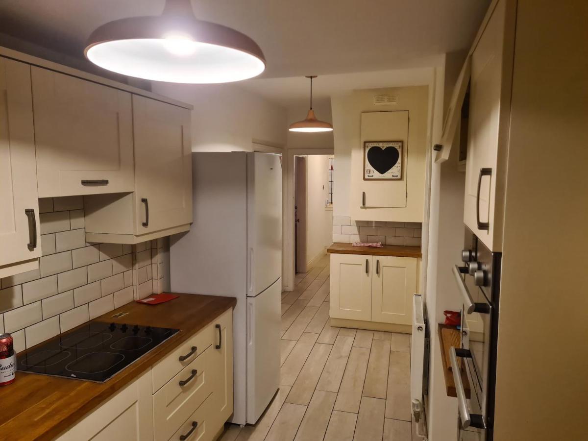 L & J Escapes- 4 Bedrooms Suitable For Contractors And Families- Large Private Parking-10 Minutes To M6 Junction 9 Coseley Buitenkant foto