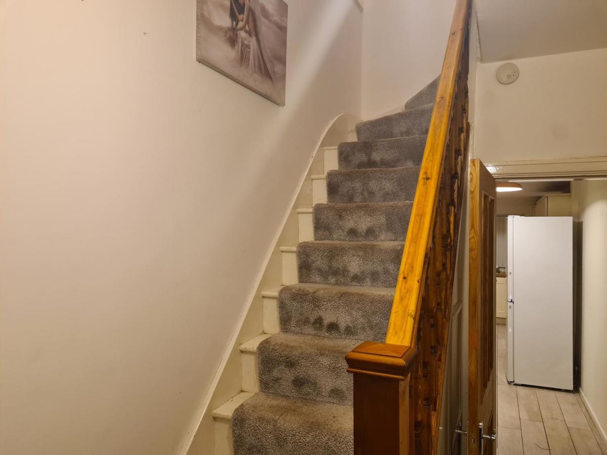 L & J Escapes- 4 Bedrooms Suitable For Contractors And Families- Large Private Parking-10 Minutes To M6 Junction 9 Coseley Buitenkant foto