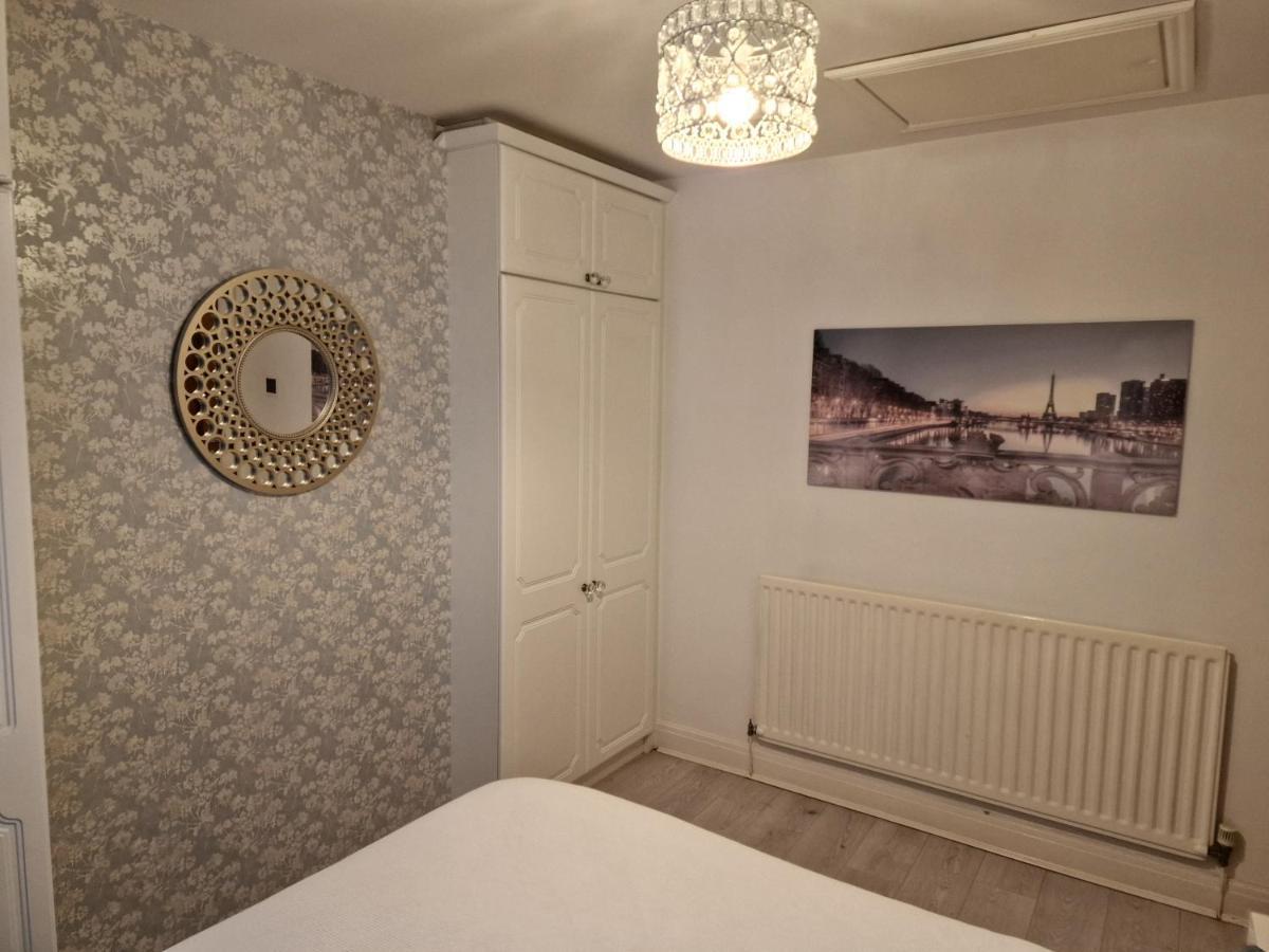 L & J Escapes- 4 Bedrooms Suitable For Contractors And Families- Large Private Parking-10 Minutes To M6 Junction 9 Coseley Buitenkant foto