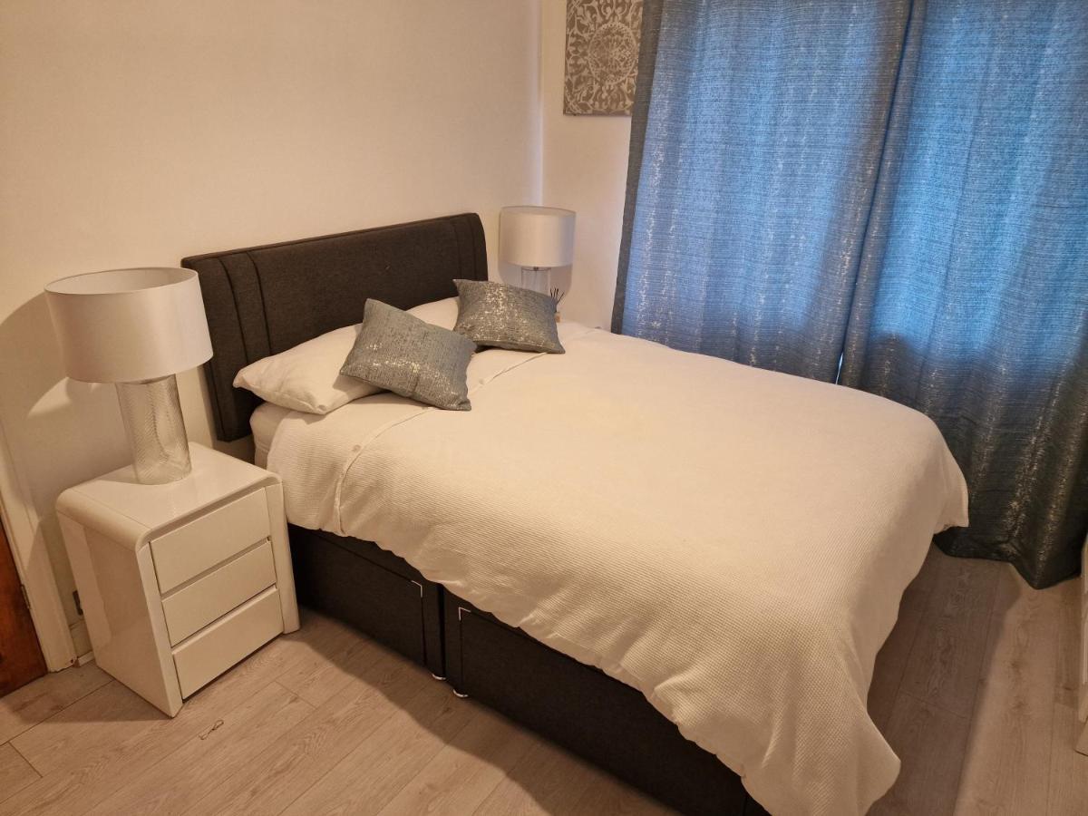 L & J Escapes- 4 Bedrooms Suitable For Contractors And Families- Large Private Parking-10 Minutes To M6 Junction 9 Coseley Buitenkant foto