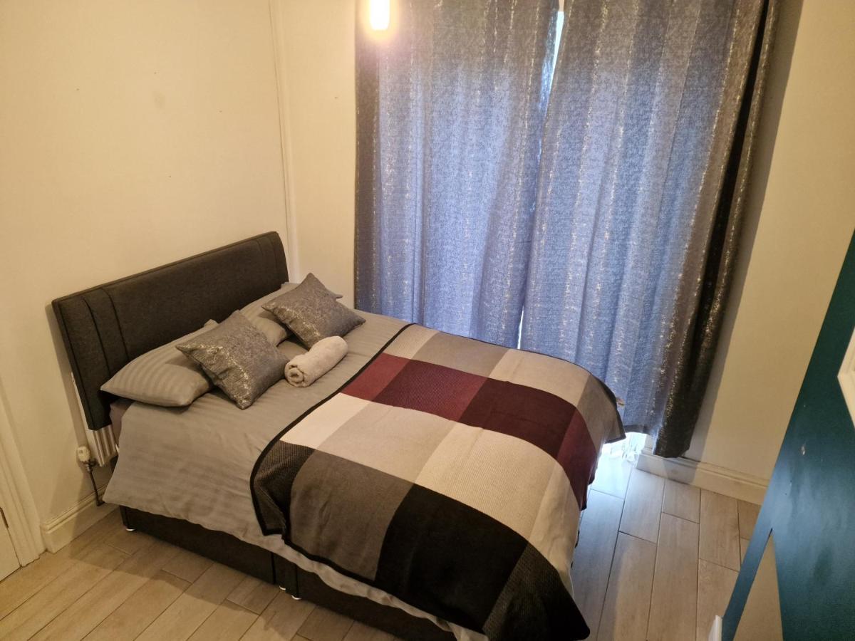 L & J Escapes- 4 Bedrooms Suitable For Contractors And Families- Large Private Parking-10 Minutes To M6 Junction 9 Coseley Buitenkant foto