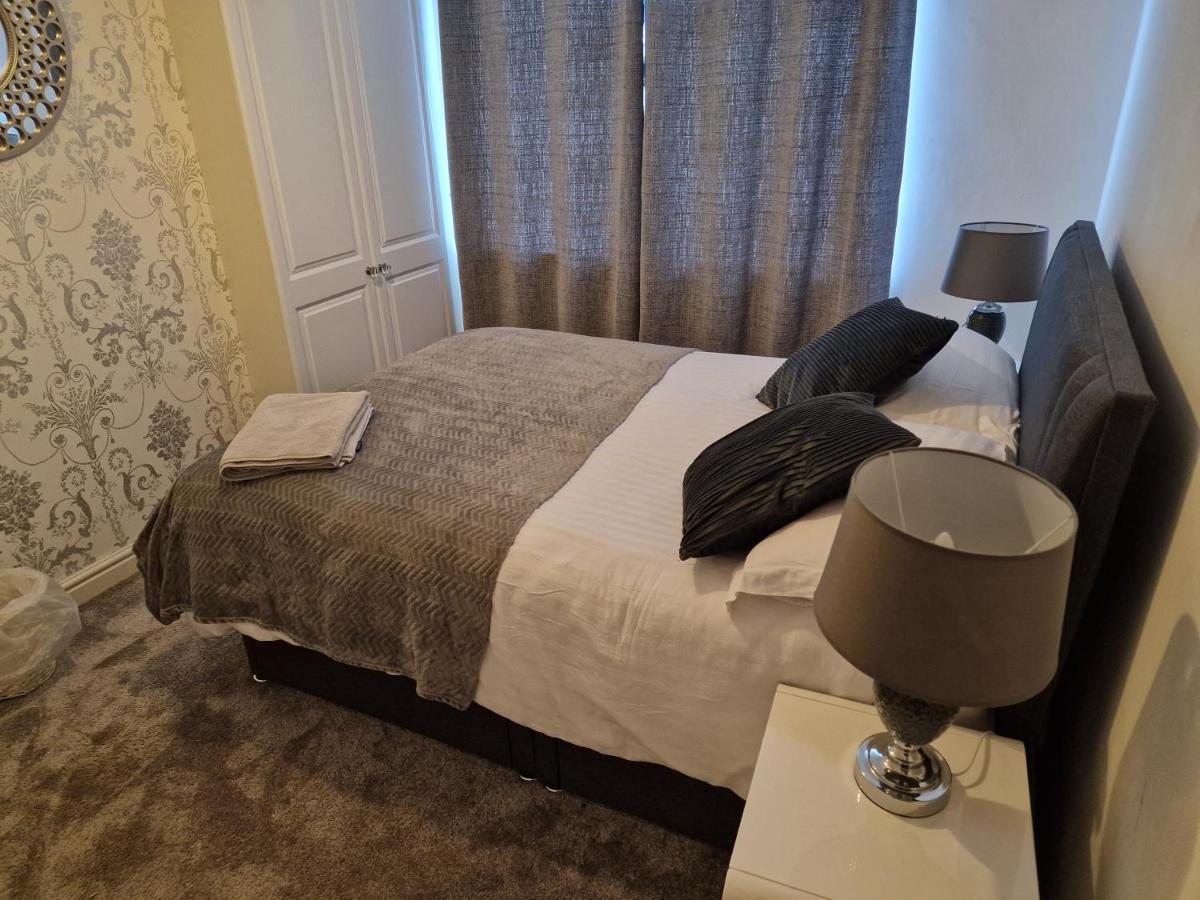 L & J Escapes- 4 Bedrooms Suitable For Contractors And Families- Large Private Parking-10 Minutes To M6 Junction 9 Coseley Buitenkant foto
